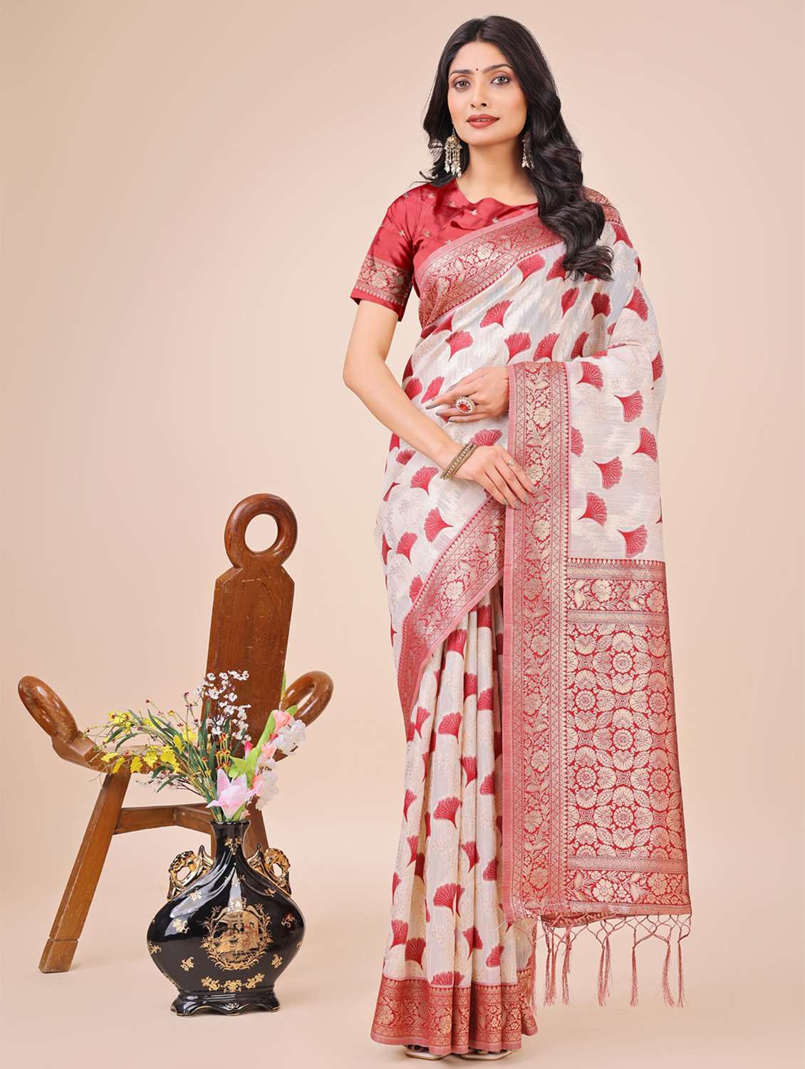 women self design bordered saree with blouse - 21970019 - Zoom Image - 0