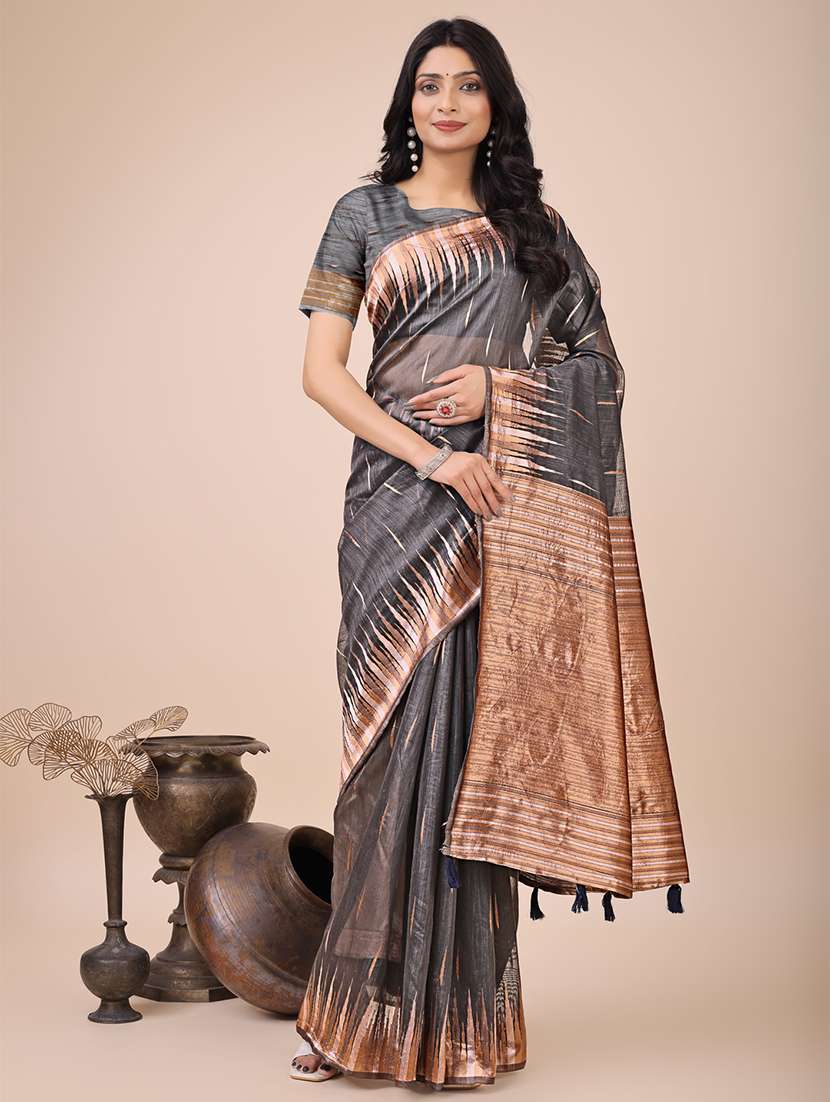 women self design bordered saree with blouse