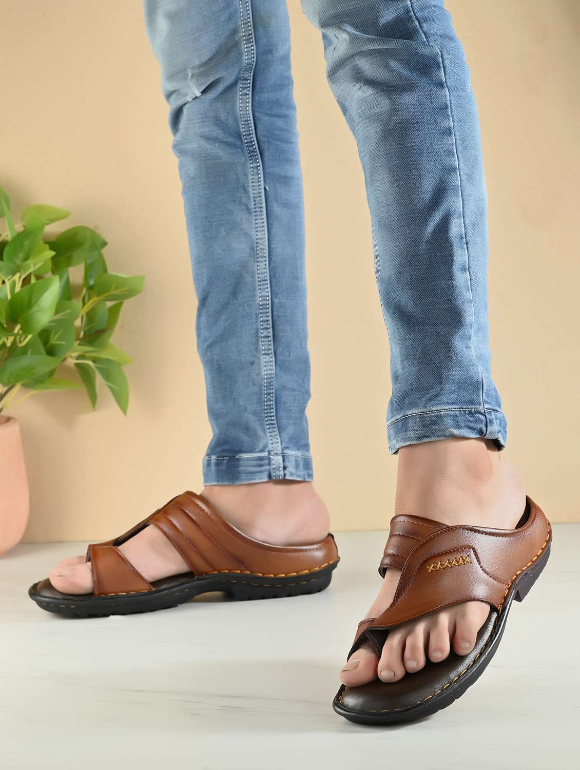 men solid toe separator sandal - 21970418 - Standard Image - 1