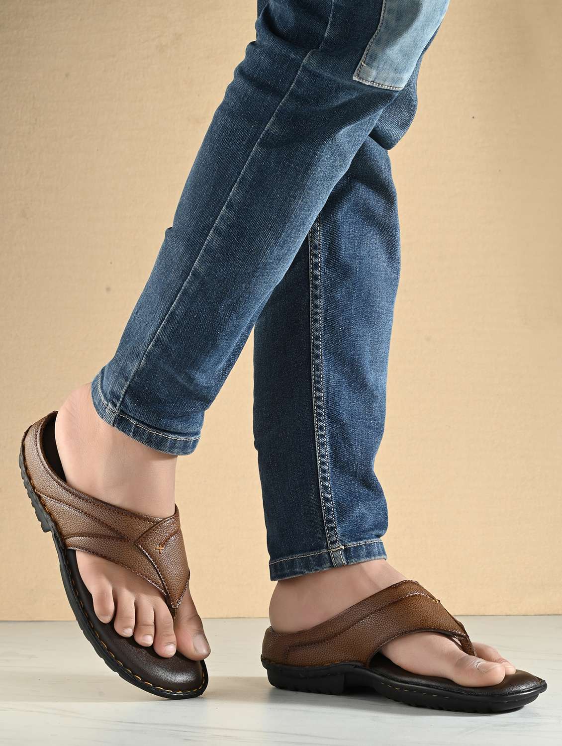 men solid toe separator sandal - 21970419 -  Standard Image - 1