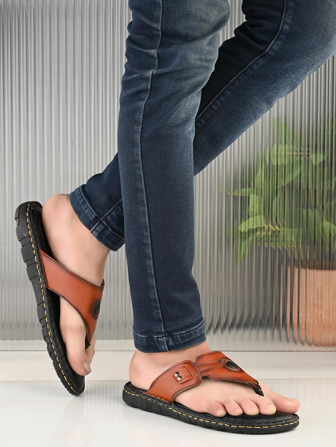 men solid toe separator sandal - 21970421 - Standard Image - 1