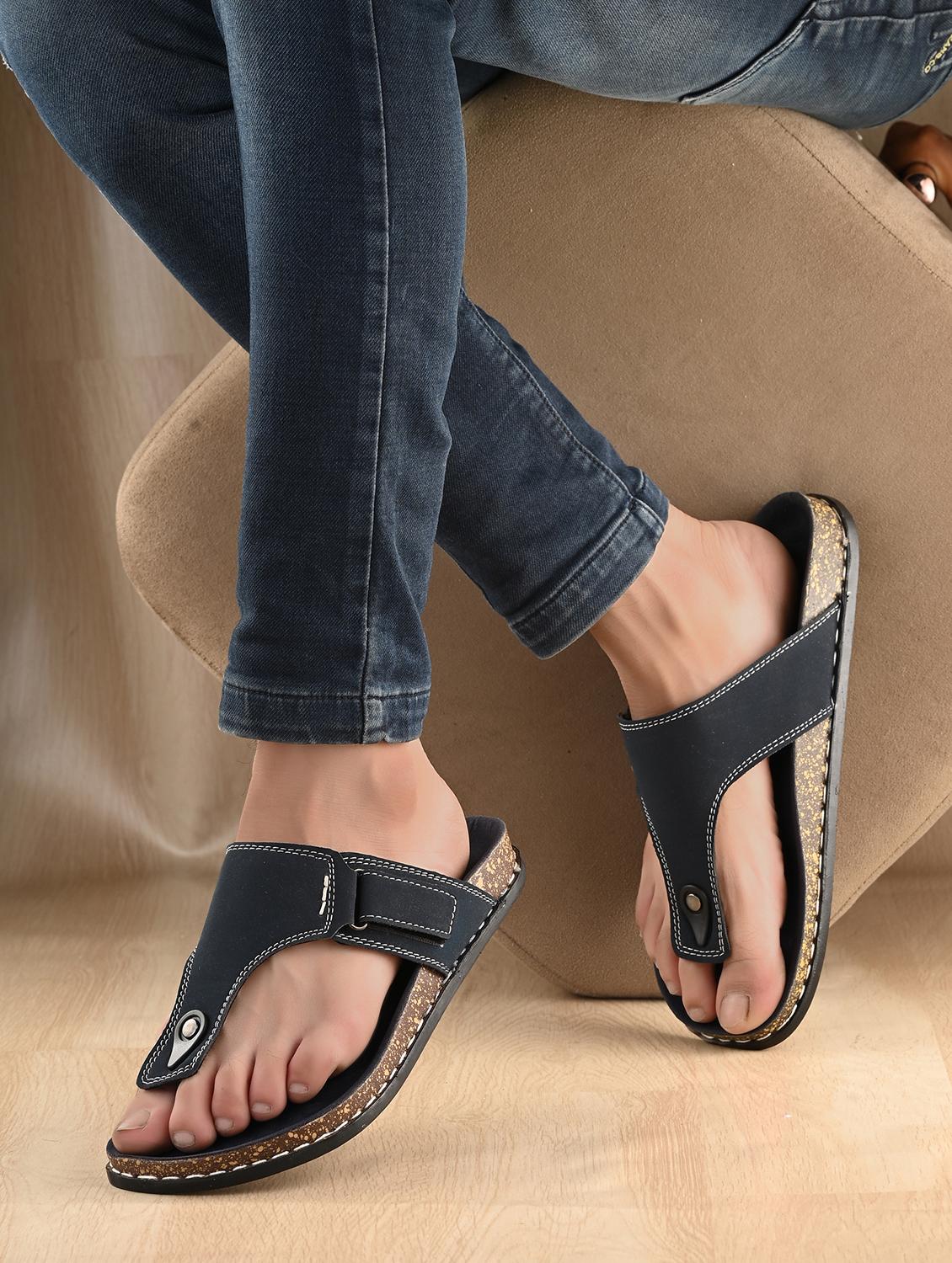 men solid toe separator sandal - 21970431 - Standard Image - 1