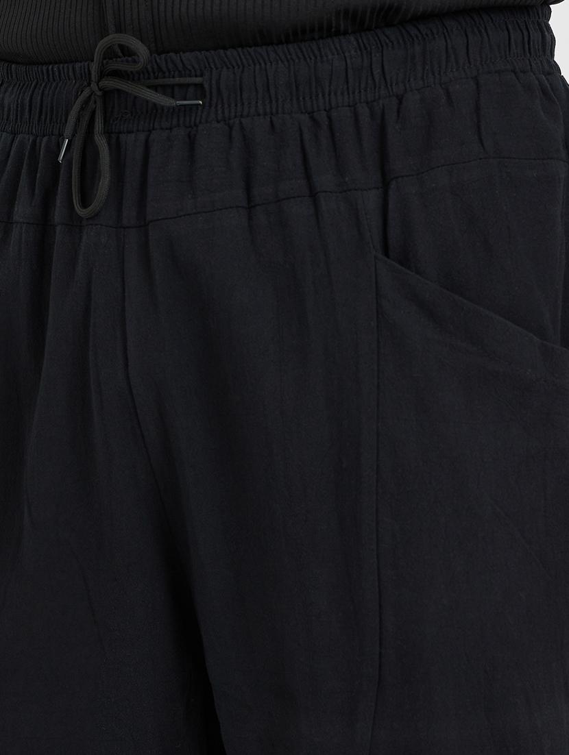 men black solid mid rise three - fourth shorts - 21971515 - Standard Image - 4