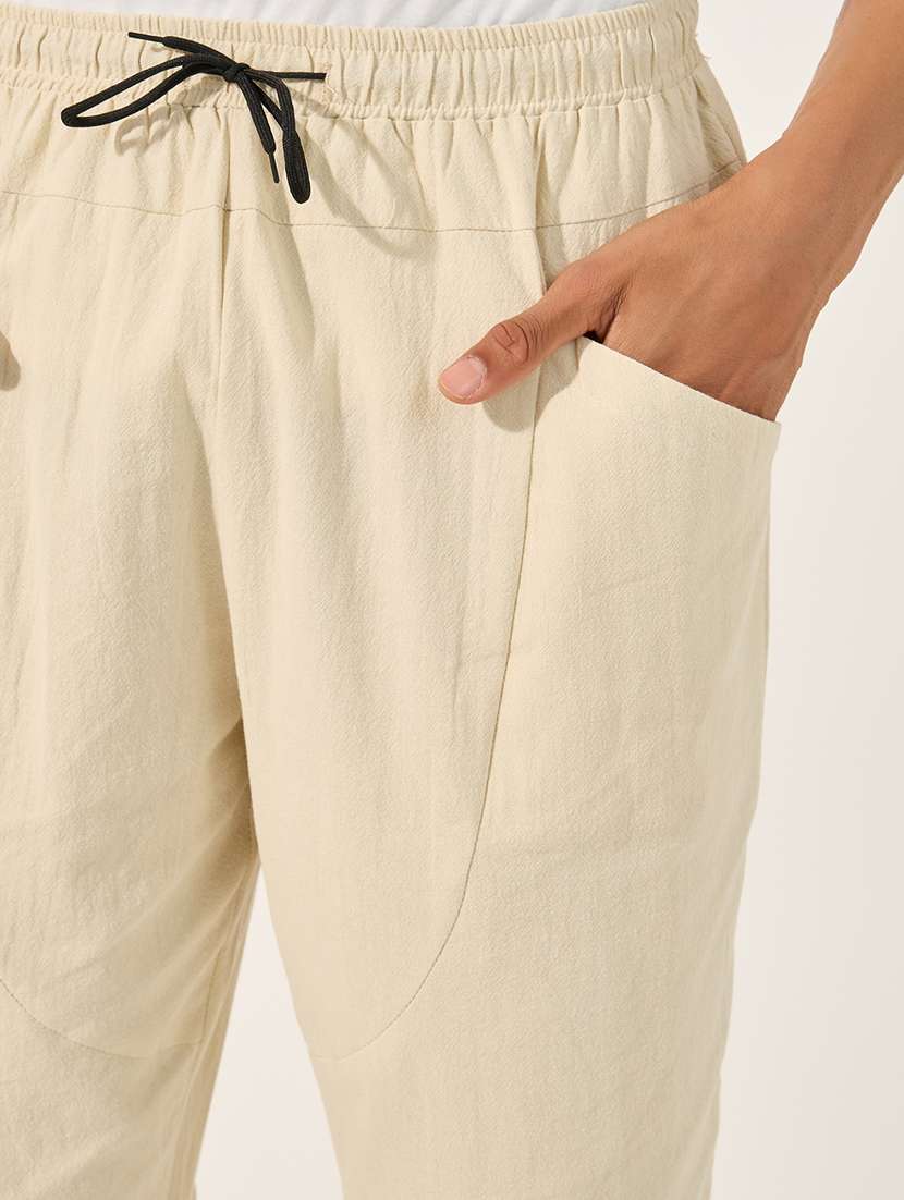 men cream solid mid rise three - fourth shorts - 21971516 - Standard Image - 4