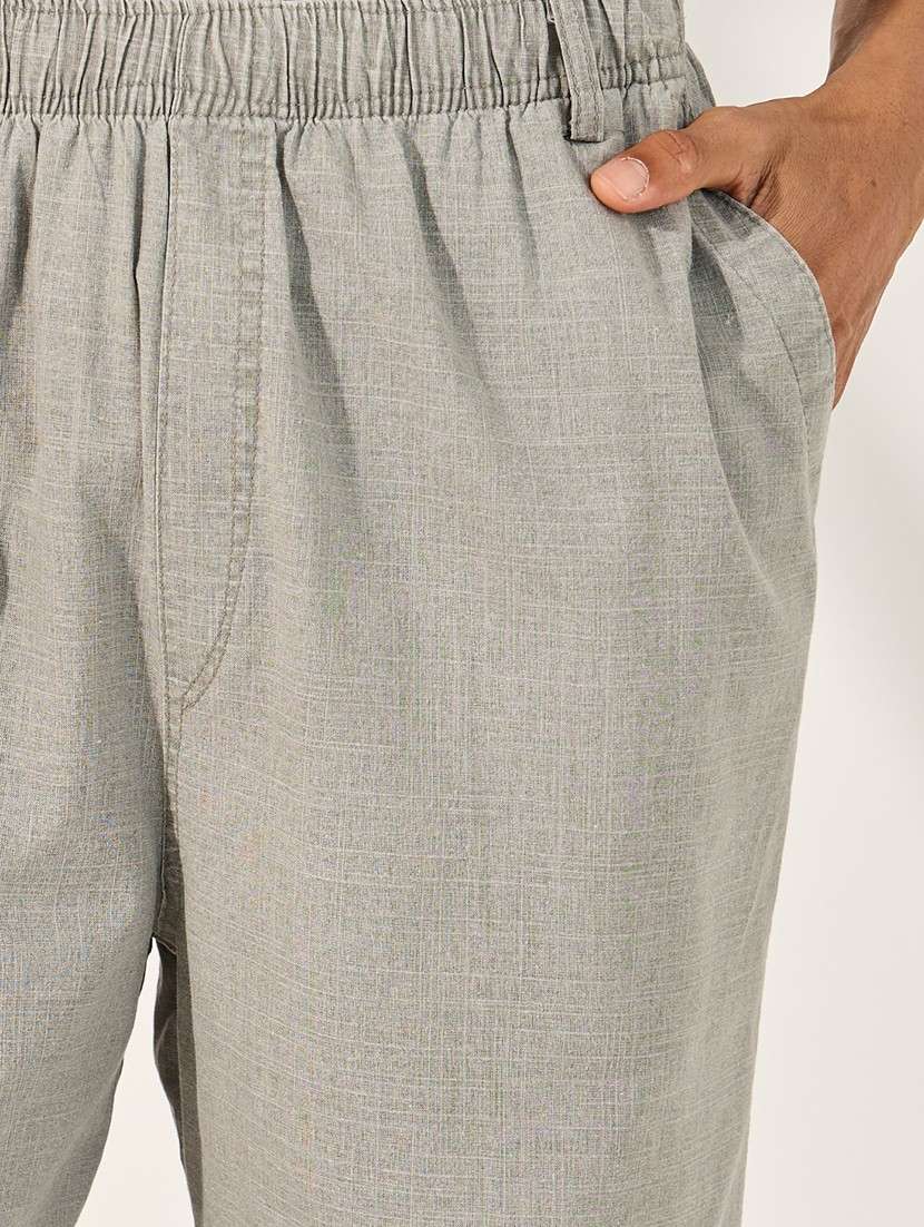 men solid mid rise relaxed fit short - 21971519 - Standard Image - 4