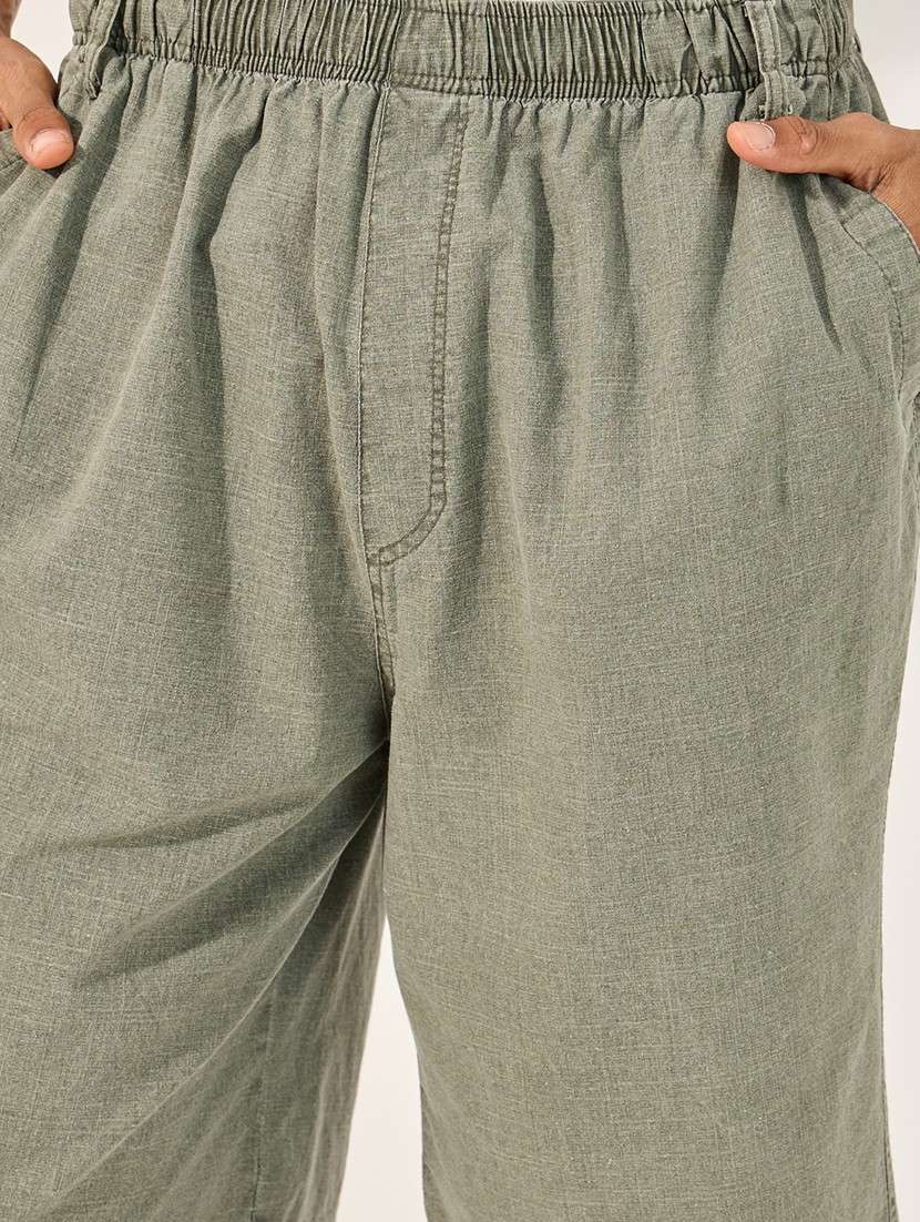 men solid mid rise relaxed fit short - 21971520 -  Standard Image - 4