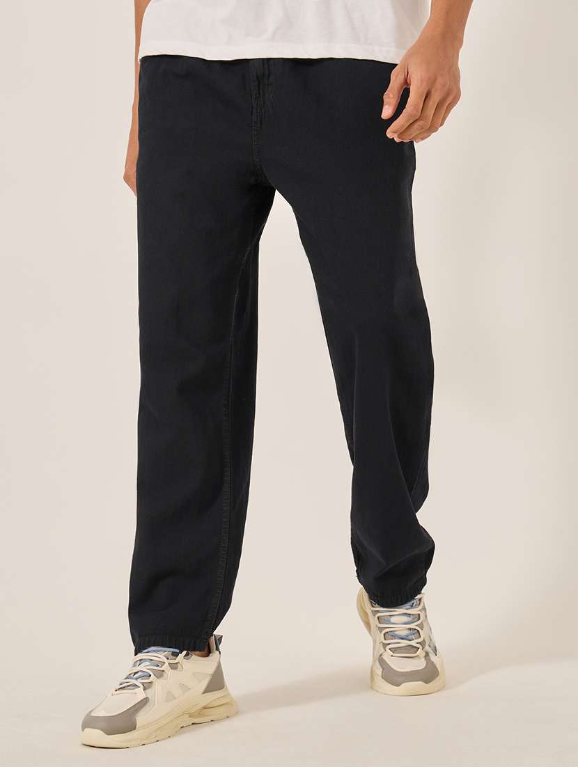 men black plain mid rise relaxed fit jeans