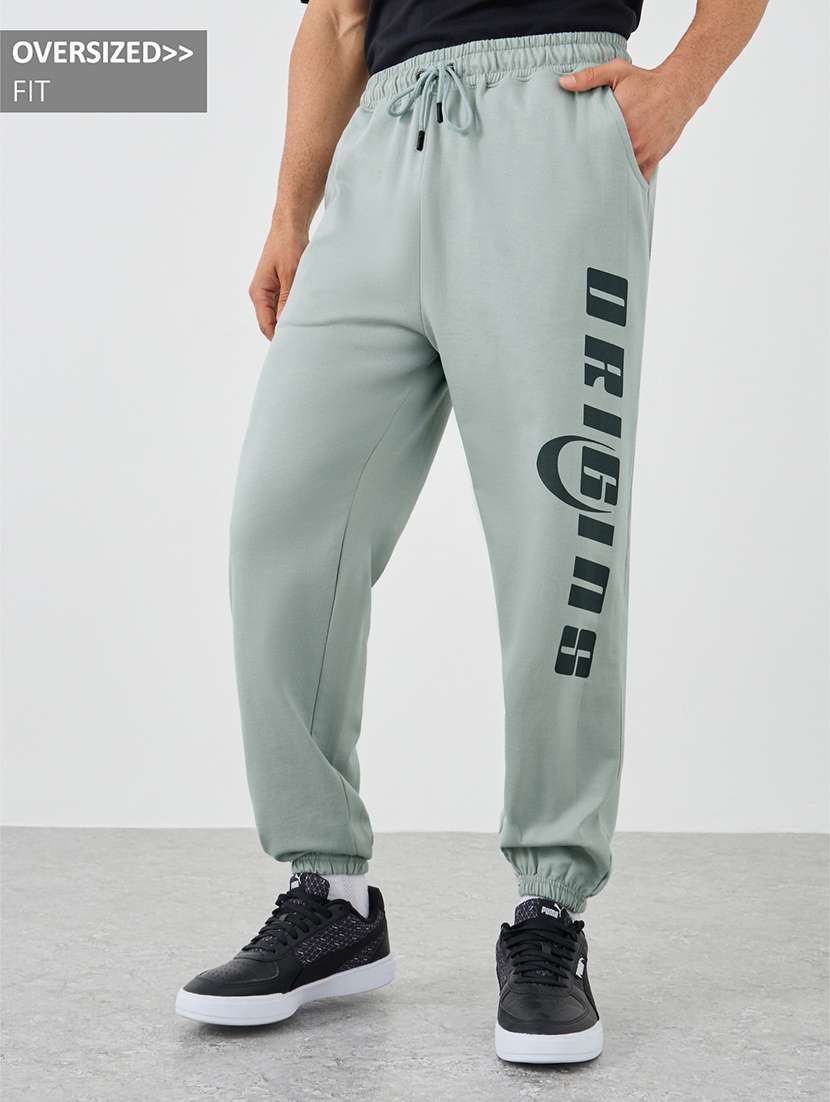 men typographic mid rise loose fit jogger