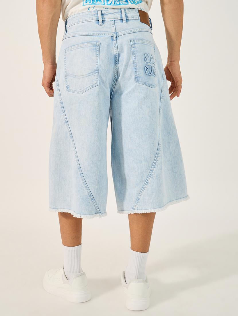 men light blue solid mid rise denim three - fourth shorts  - 21971636 -  Standard Image - 1