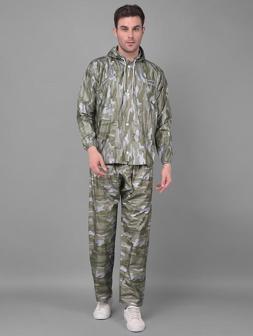 men camouflage long sleeve rain suit set  - 21971996 -  Standard Image - 0