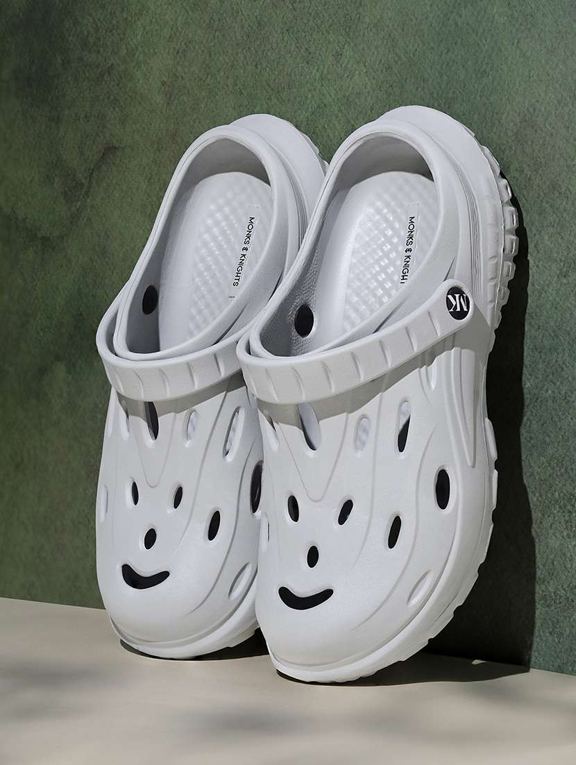 men grey solid crocs 