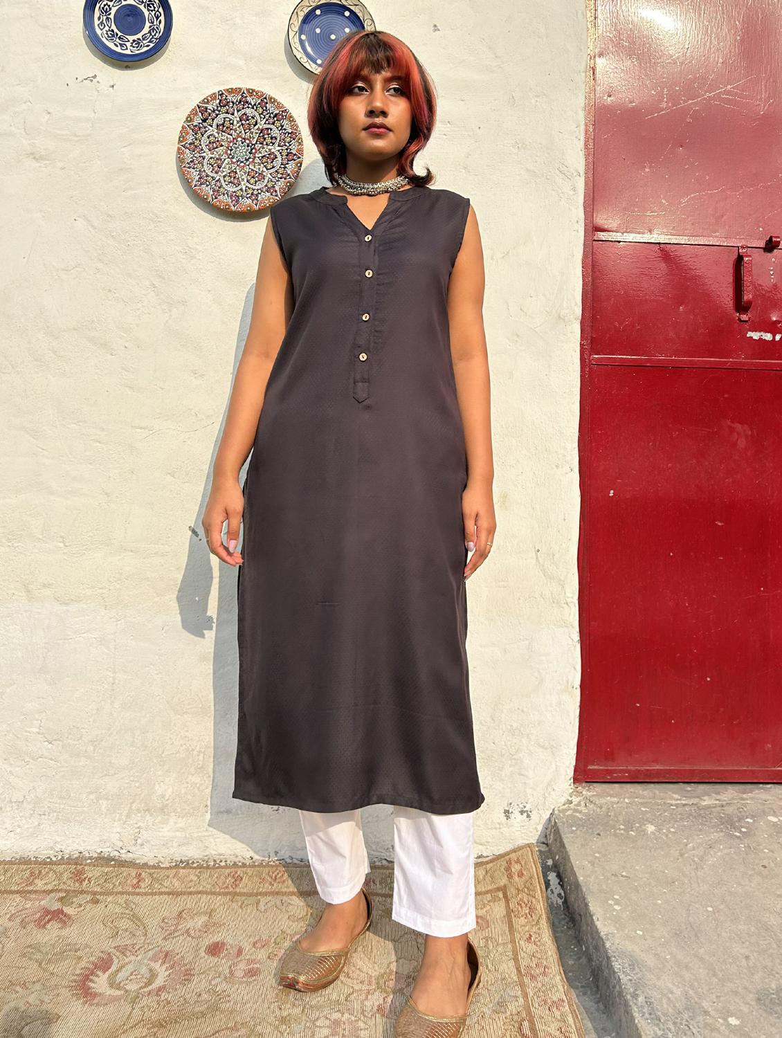 women self design sleeveless a-line kurta - 21974941 -  Standard Image - 1