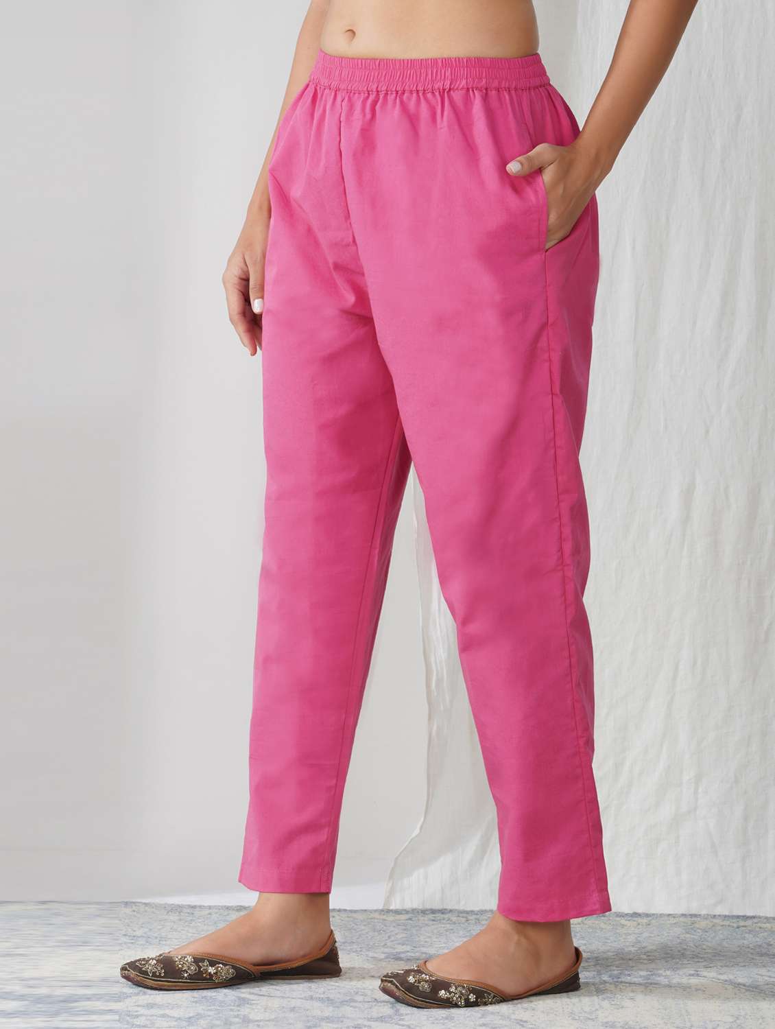 women solid mid rise straight trouser