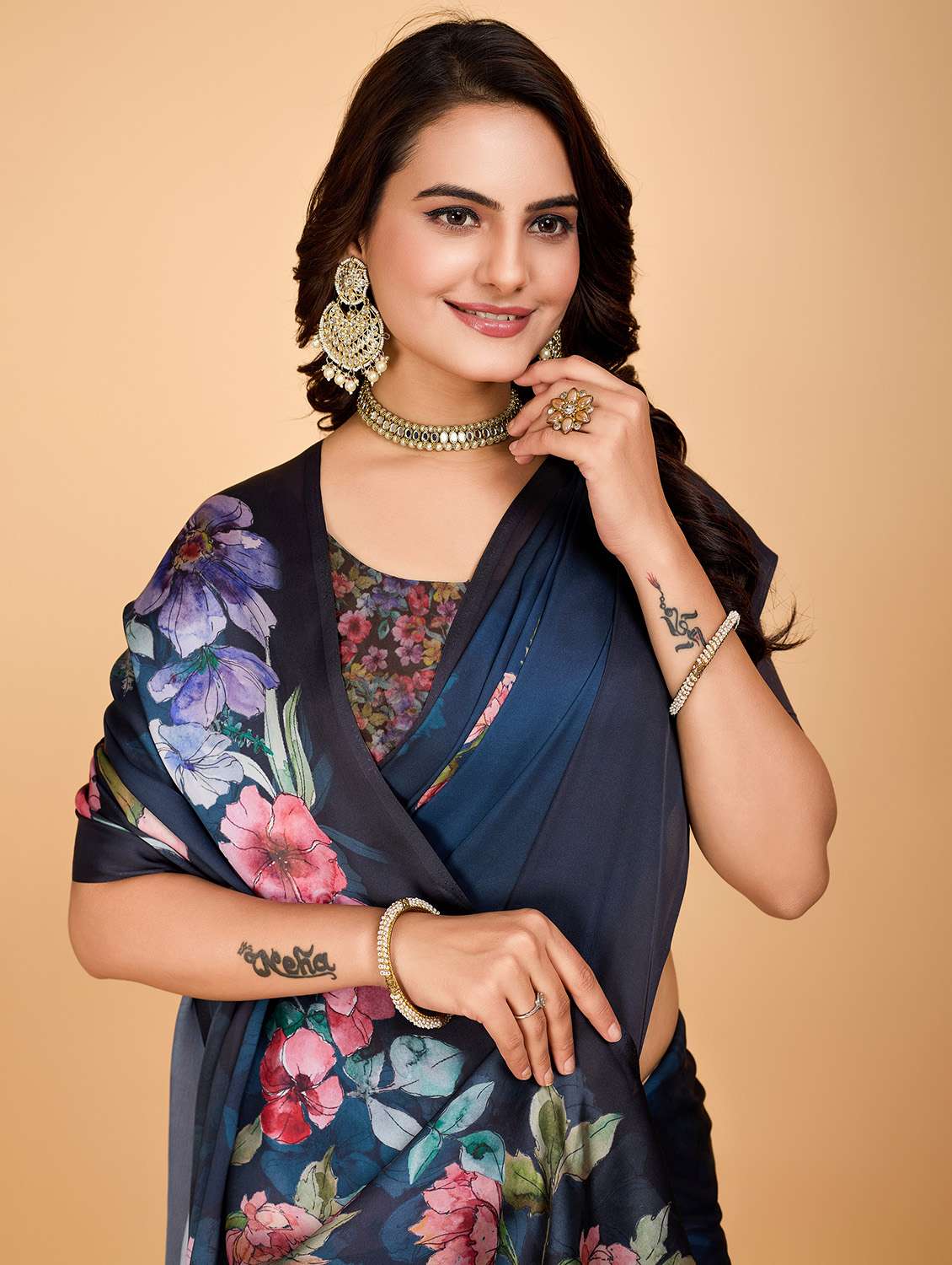 women floral printed saree with blouse - 21975248 - Standard Image - 4