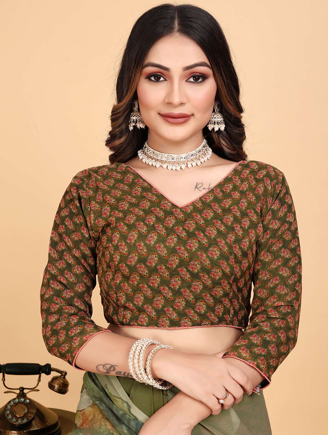 women floral printed saree with blouse - 21975252 - Standard Image - 4