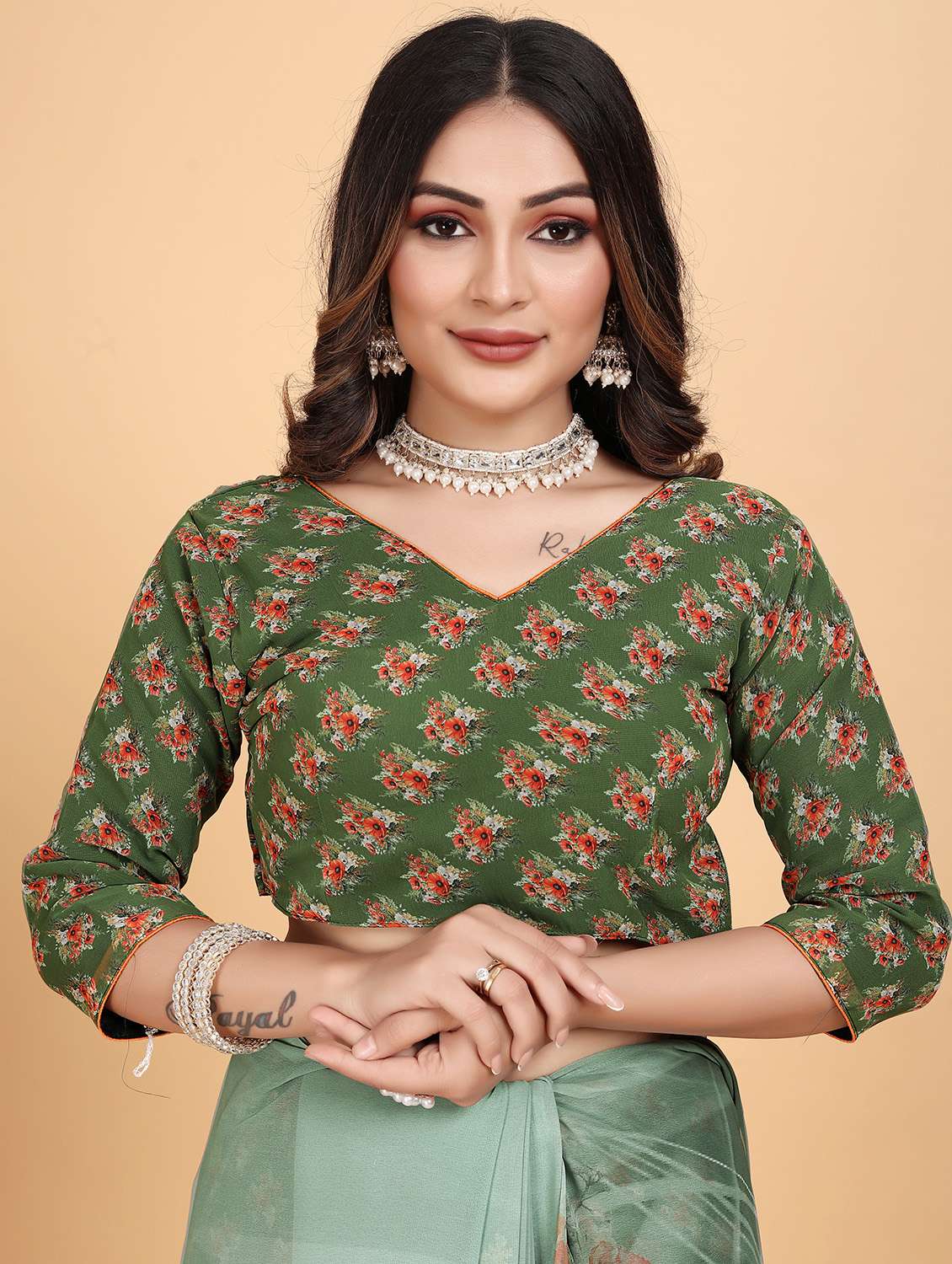 women floral printed saree with blouse - 21975258 - Standard Image - 4
