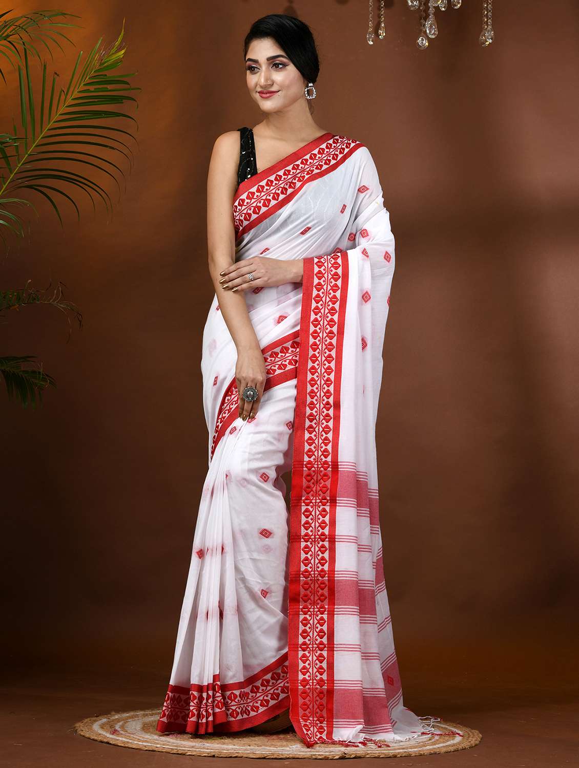 women self design handloom saree with blouse