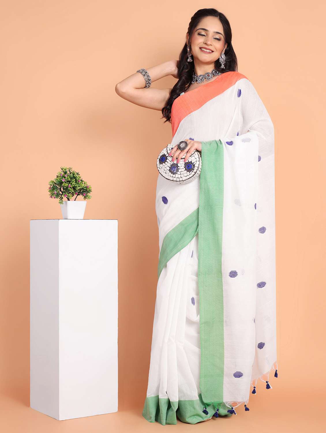 women self design handloom saree with blouse