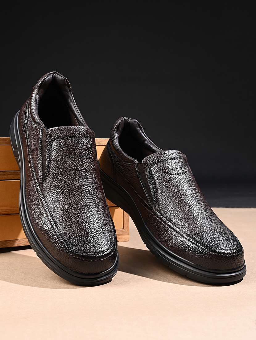 men solid slip on formal shoes