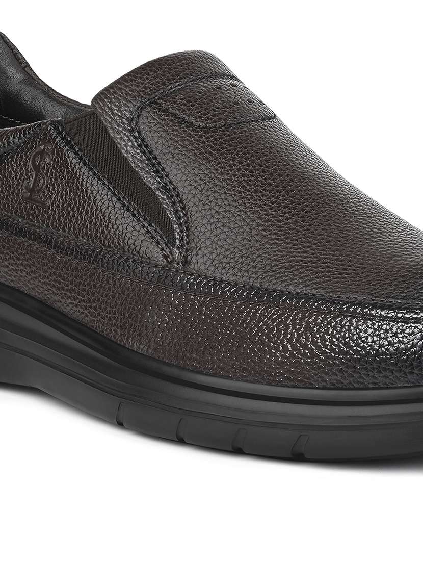 men solid slip on formal shoes - 21979015 - Standard Image - 4
