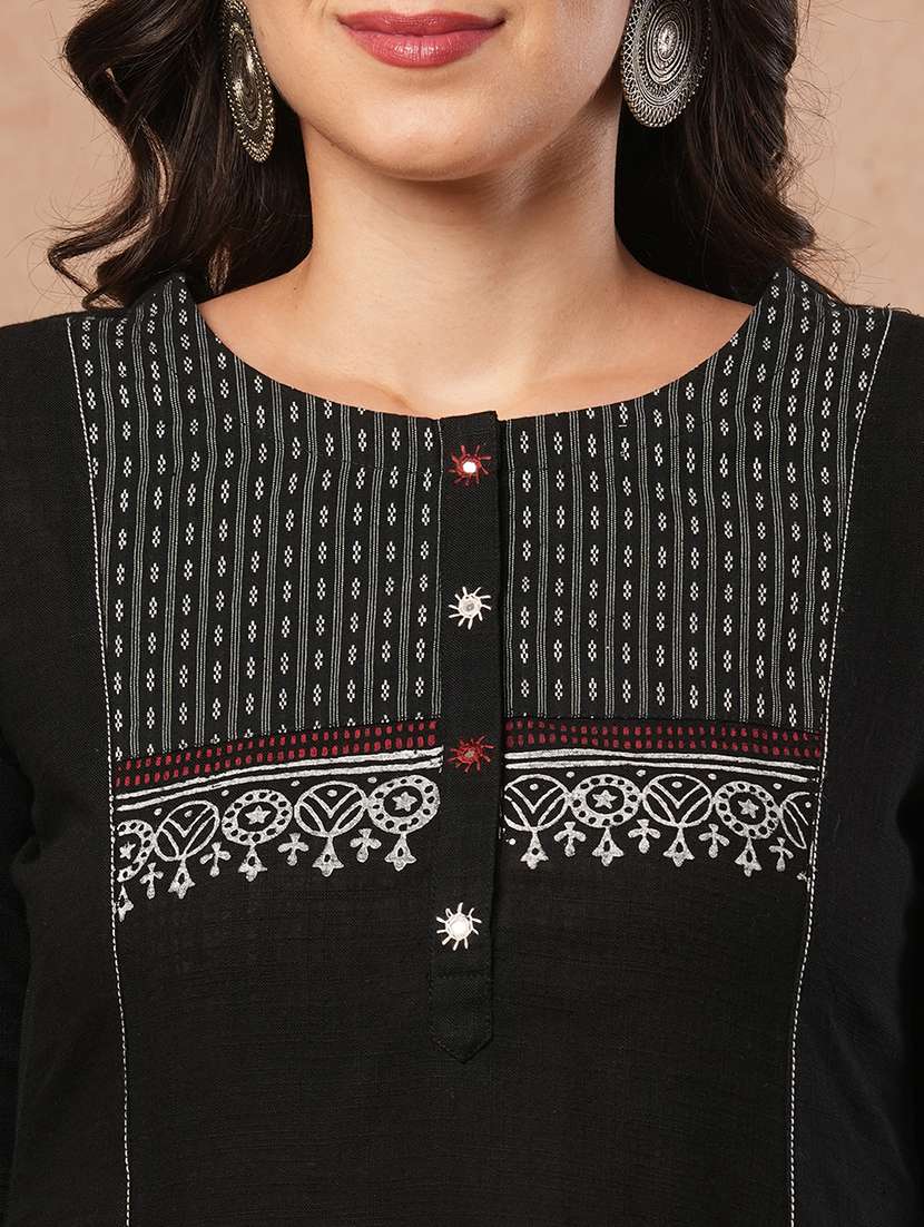 women black printed a-line kurta with pocket - 21980940 - Standard Image - 4
