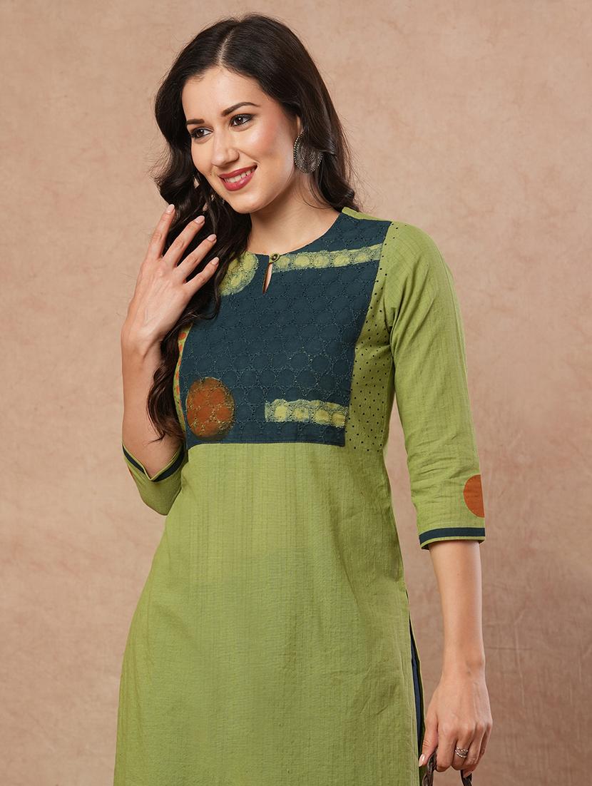 women color blocked key hole neck straight kurta - 21980944 - Standard Image - 1
