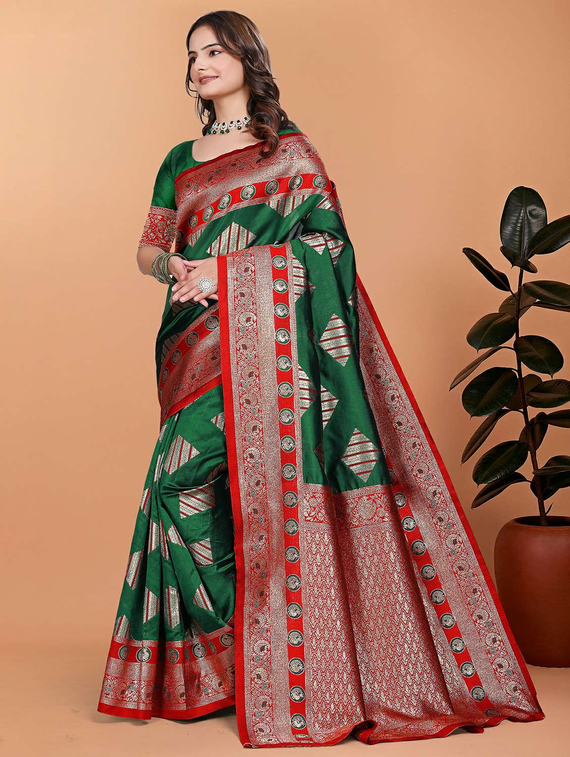 women self design bordered saree with blouse - 21981341 - Standard Image - 1