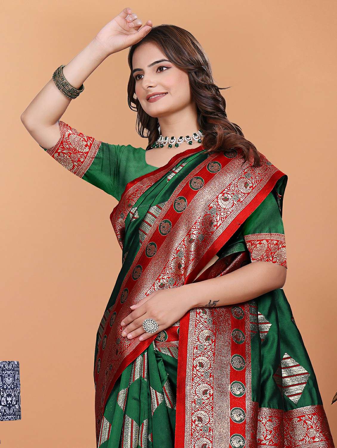 women self design bordered saree with blouse - 21981341 - Standard Image - 4