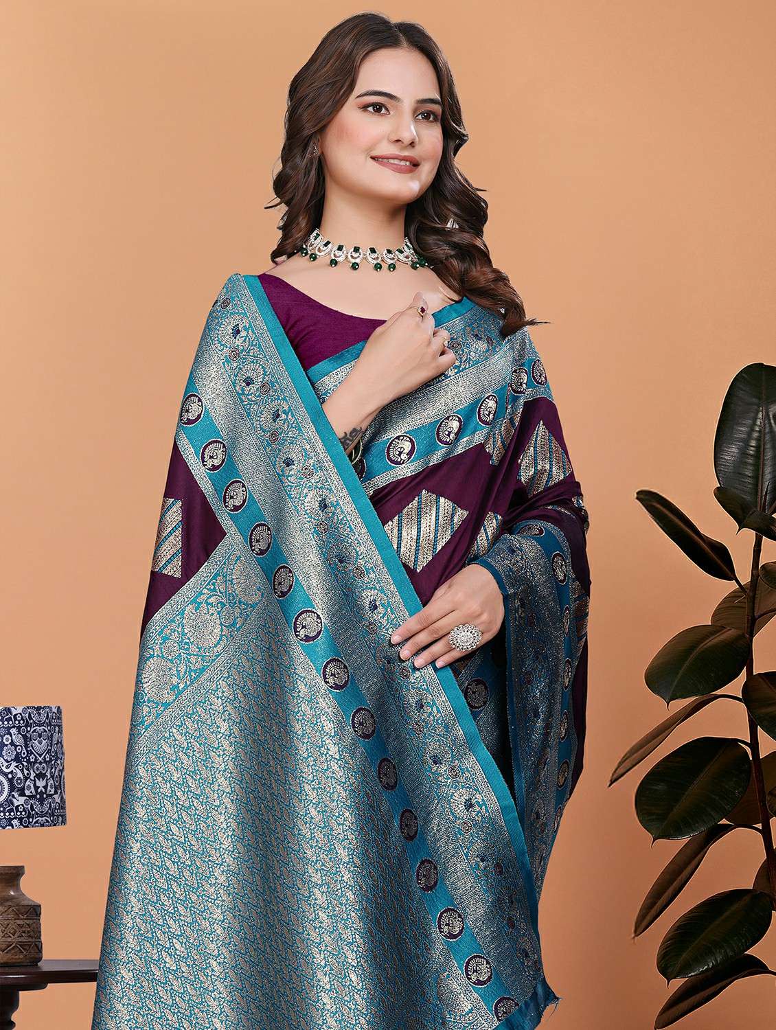 women self design bordered saree with blouse - 21981346 - Standard Image - 4