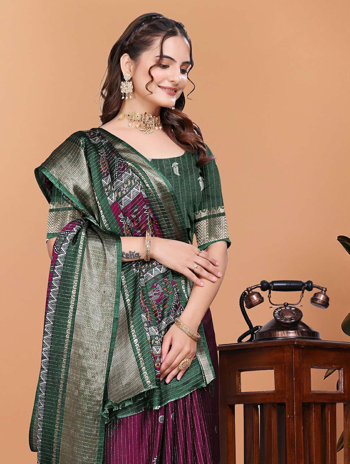 women printed bordered saree with blouse - 21981390 - Standard Image - 4