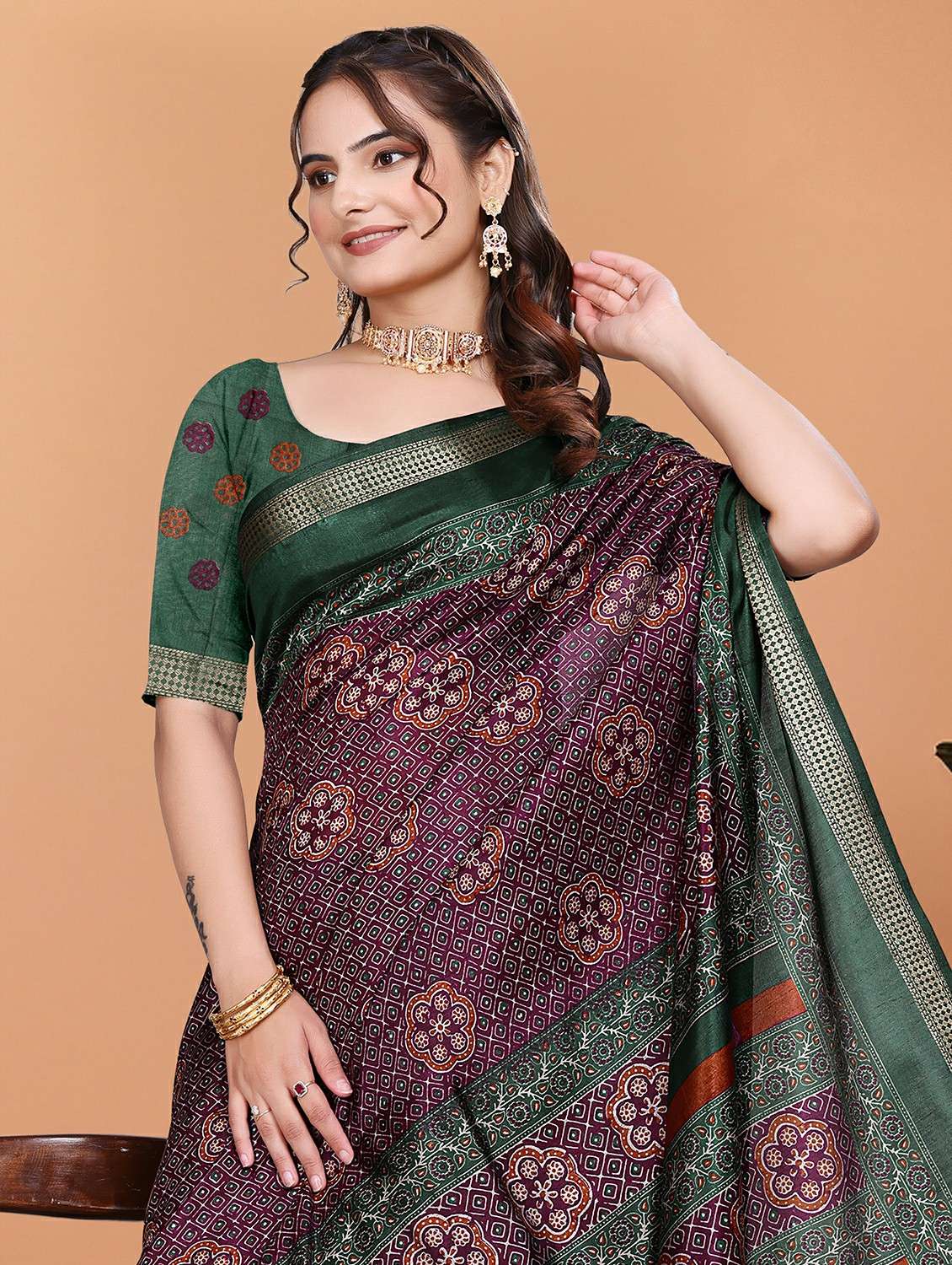 women printed bordered saree with blouse - 21981397 - Standard Image - 4