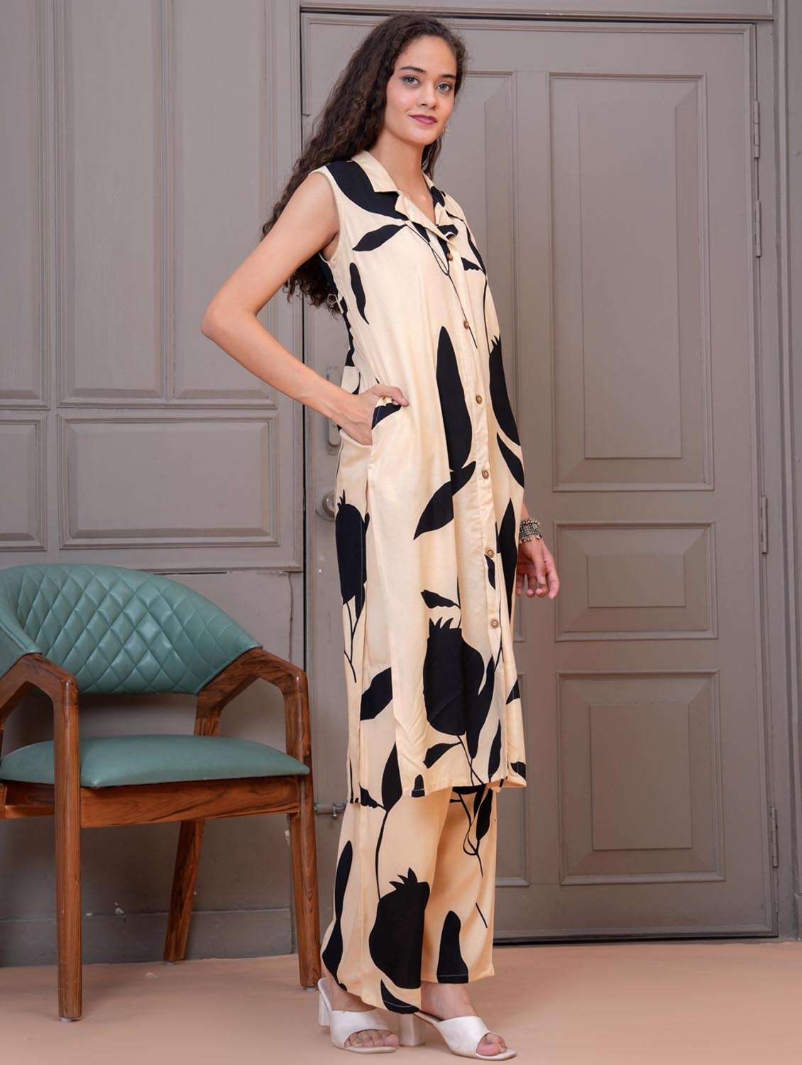 women printed sleeveless kurta and palazzo set - 21981588 -  Standard Image - 1