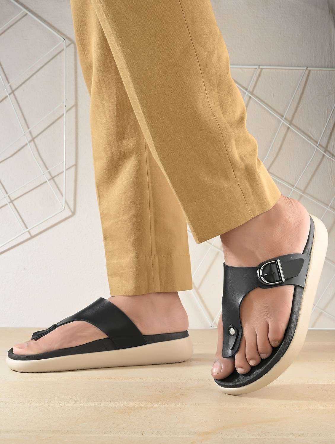 men solid toe separator sandal - 21981676 -  Standard Image - 1