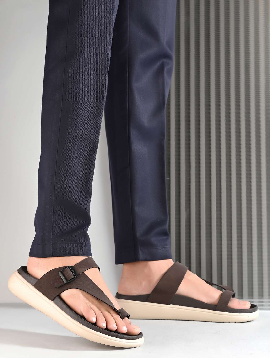 men solid one toe sandal - 21981691 -  Standard Image - 1