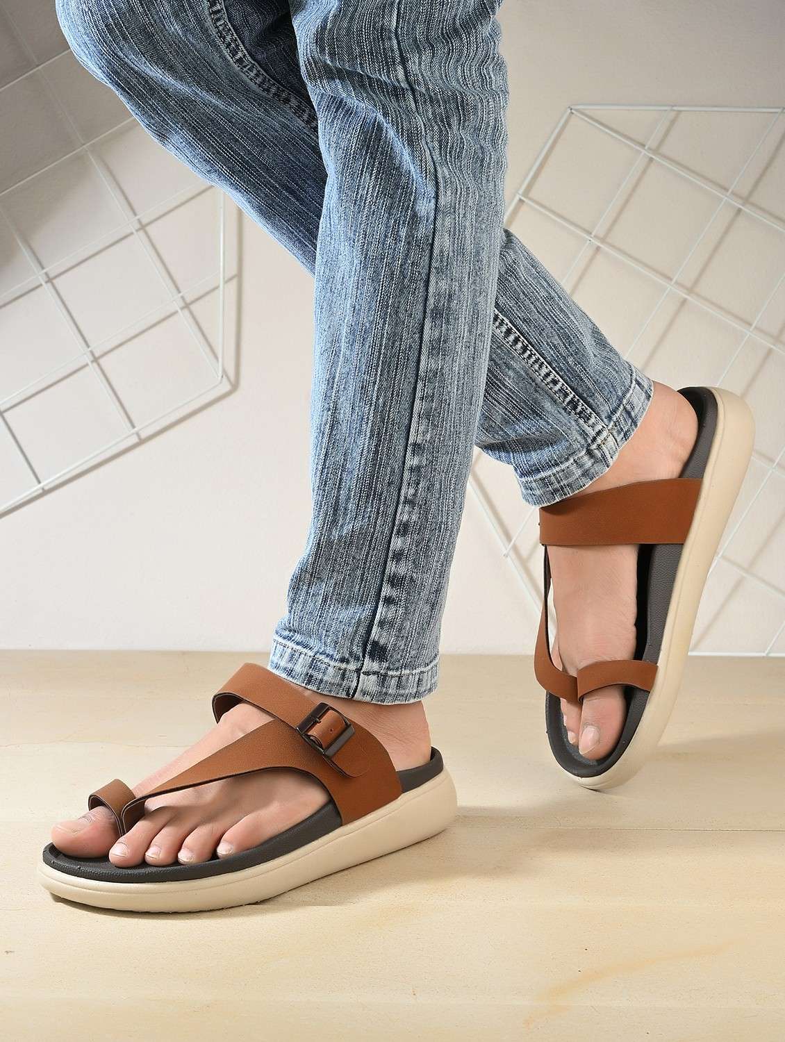 men solid one toe sandal - 21981692 -  Standard Image - 1