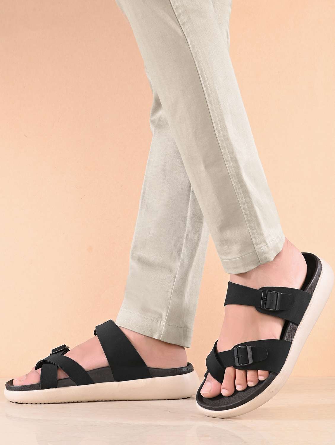 men solid toe separator sandal - 21981694 -  Standard Image - 1