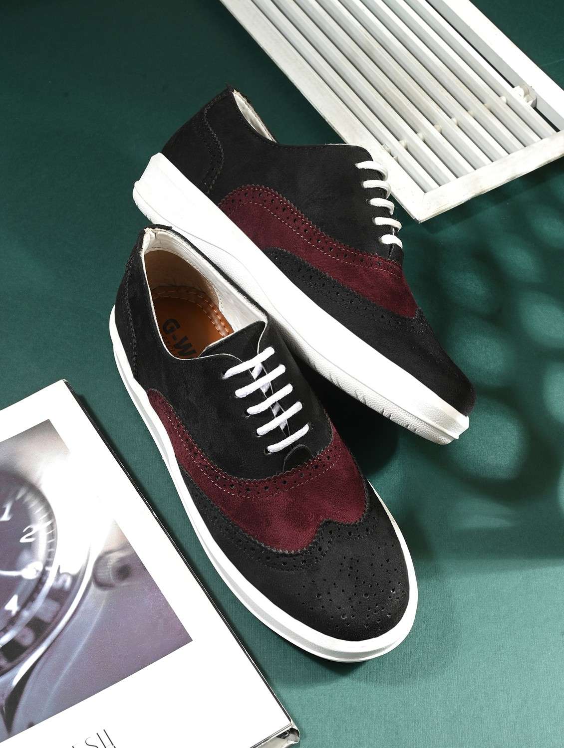 men black lace up sneaker