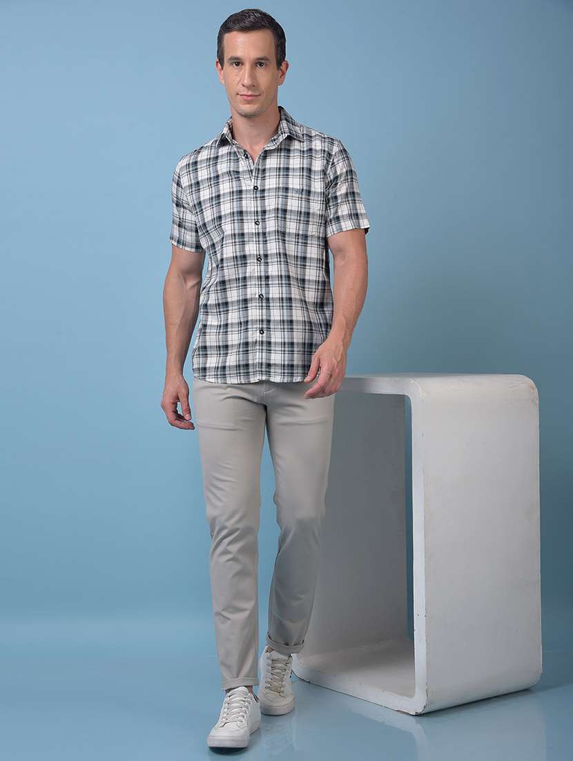 men solid mid rise slim fit chinos - 21985033 - Standard Image - 4