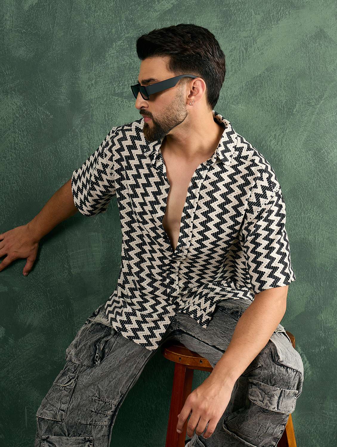 men chevron print collared loose fit shirt