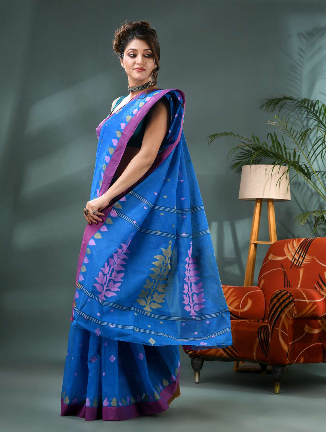 women self design handloom saree - 21986582 - Standard Image - 4
