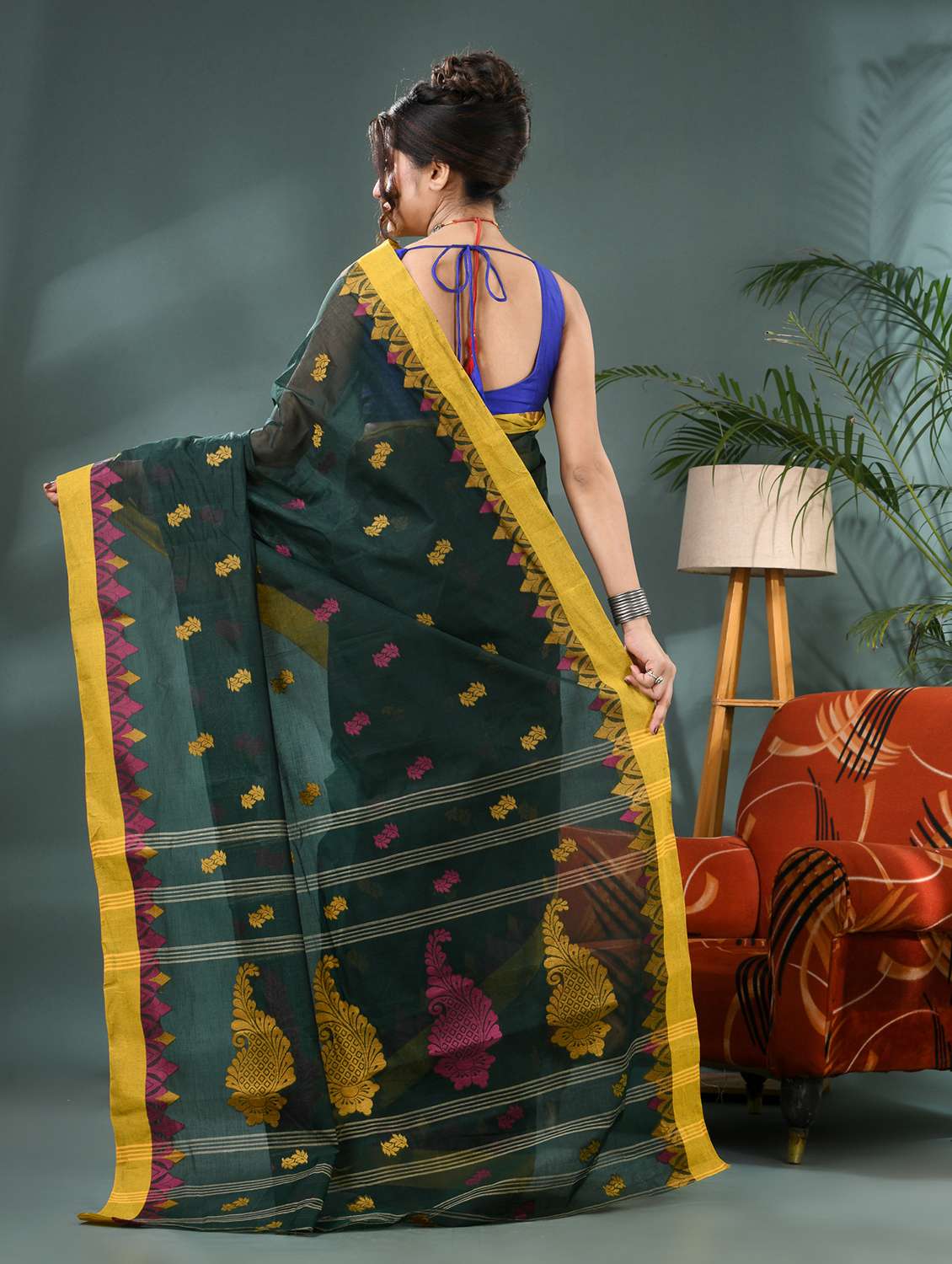 women self design handloom saree - 21986585 - Standard Image - 4
