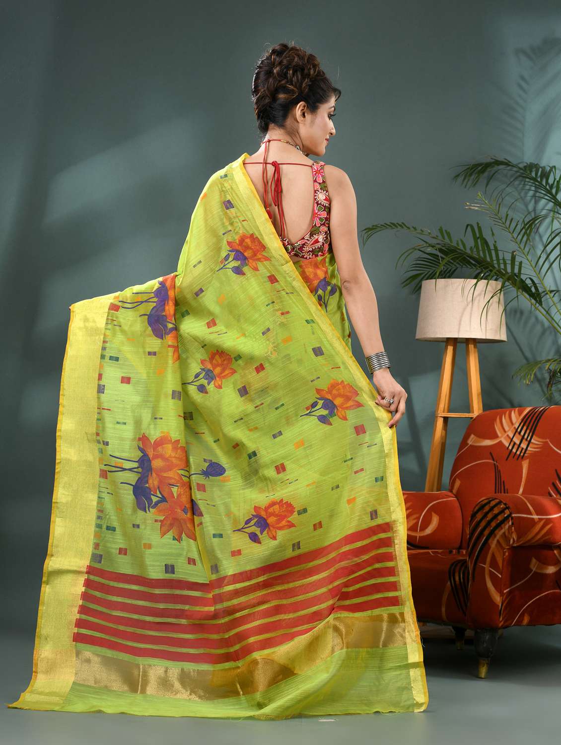 women self design handloom saree with blouse - 21986588 -  Standard Image - 4