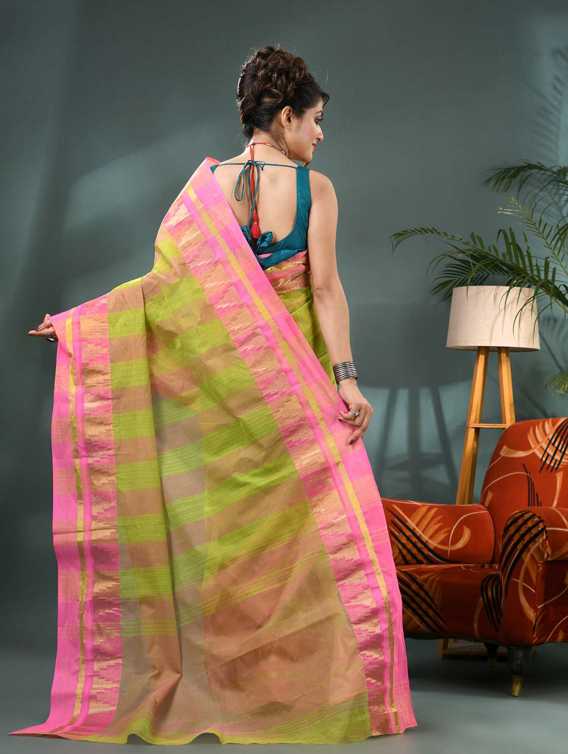 women self design tant saree - 21986601 -  Standard Image - 4