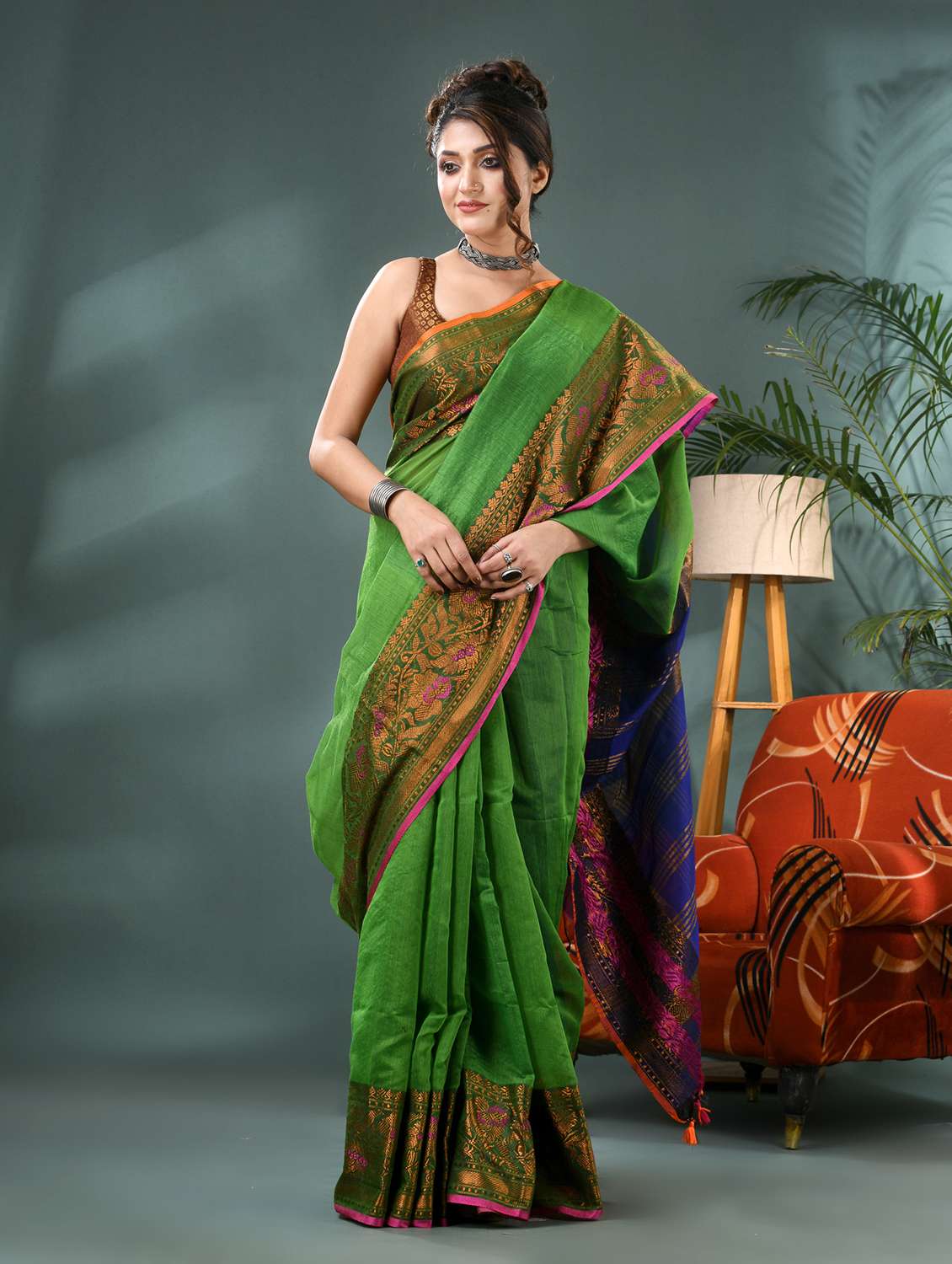 women solid with bordered saree with blouse