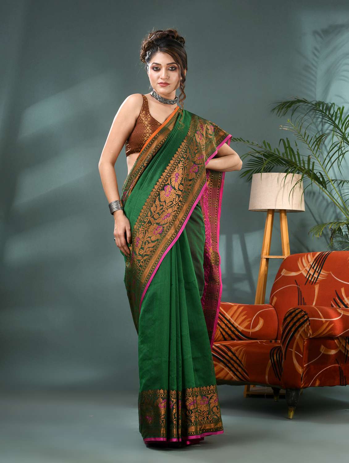 women solid with bordered saree with blouse