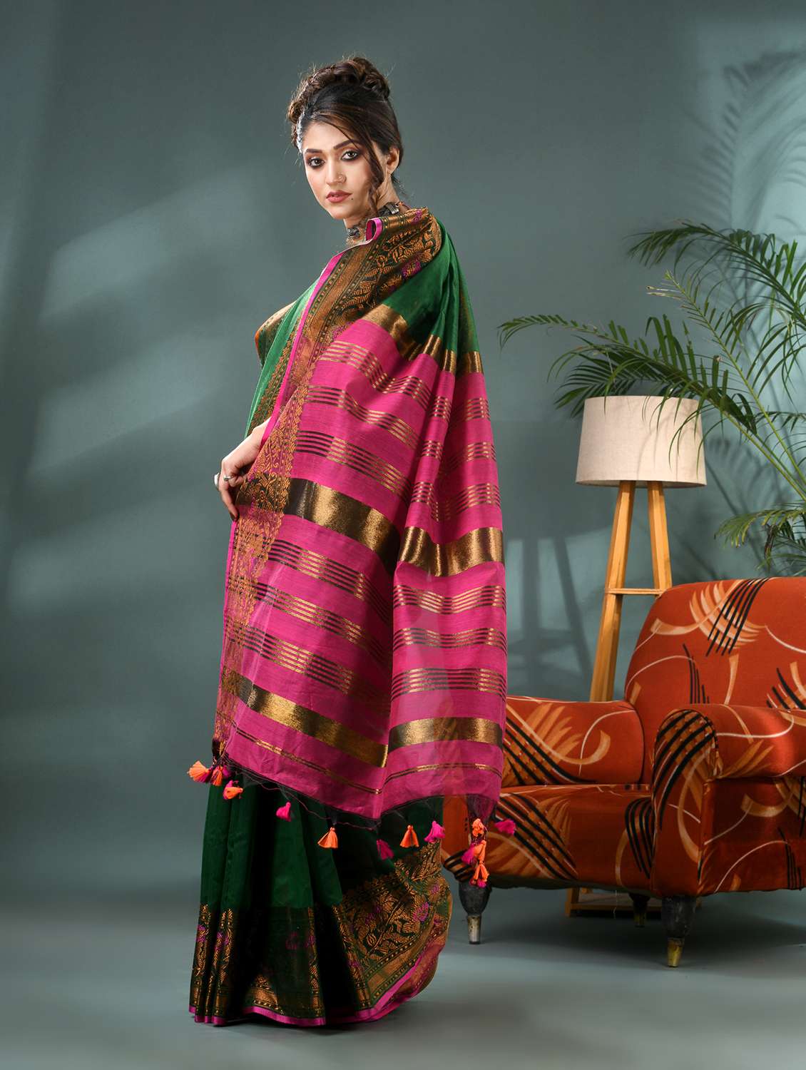 women solid with bordered saree with blouse - 21986613 -  Standard Image - 1