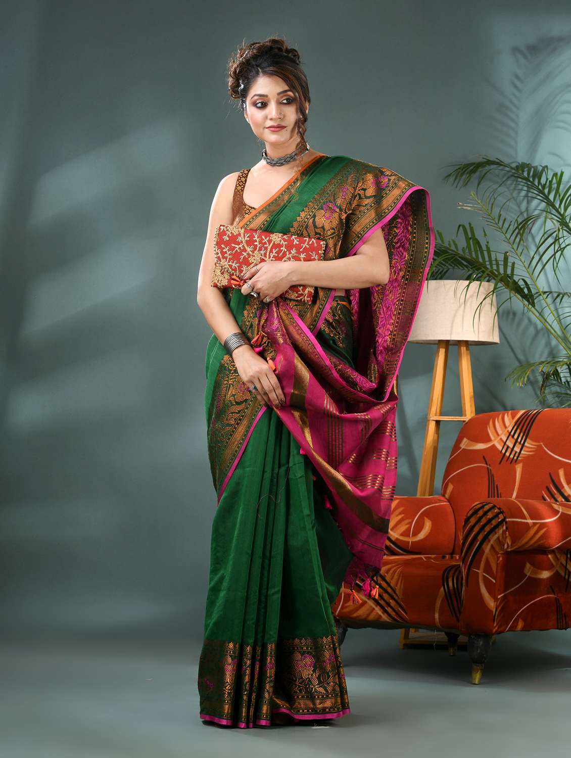 women solid with bordered saree with blouse - 21986613 -  Standard Image - 4