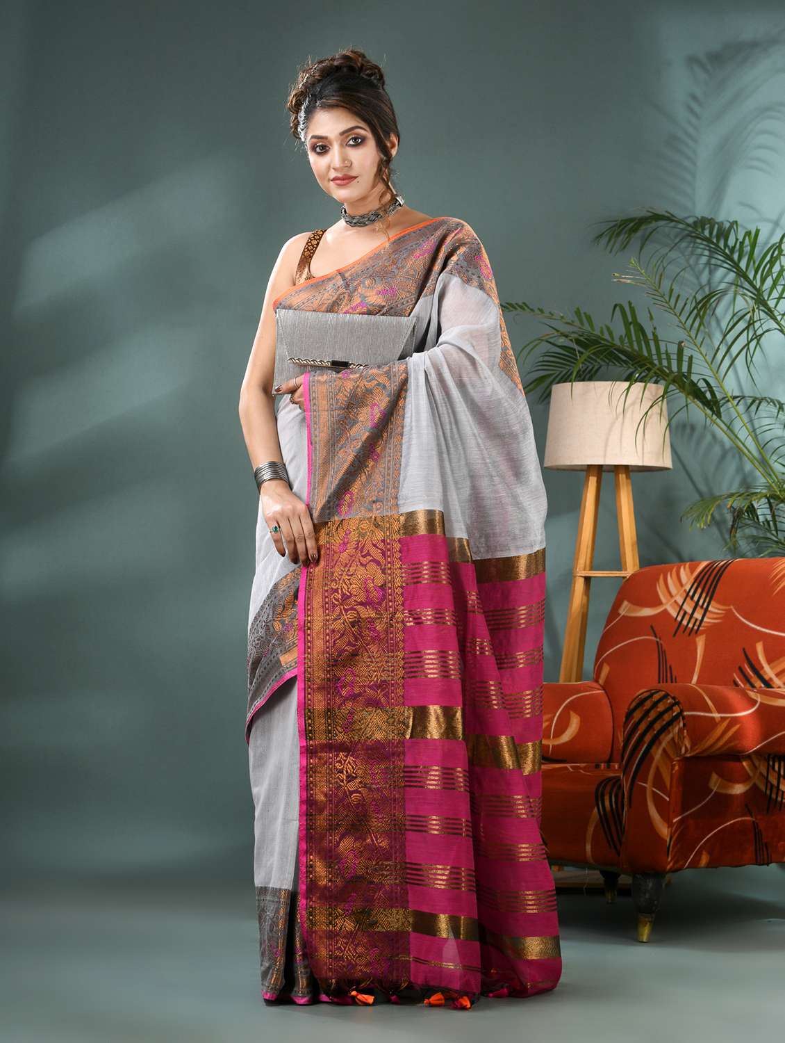 women solid with bordered saree with blouse - 21986614 -  Standard Image - 4