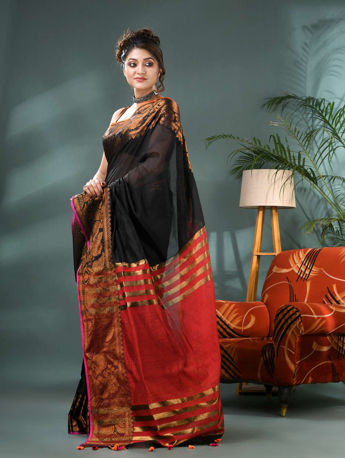 women solid with bordered saree with blouse - 21986615 -  Standard Image - 4