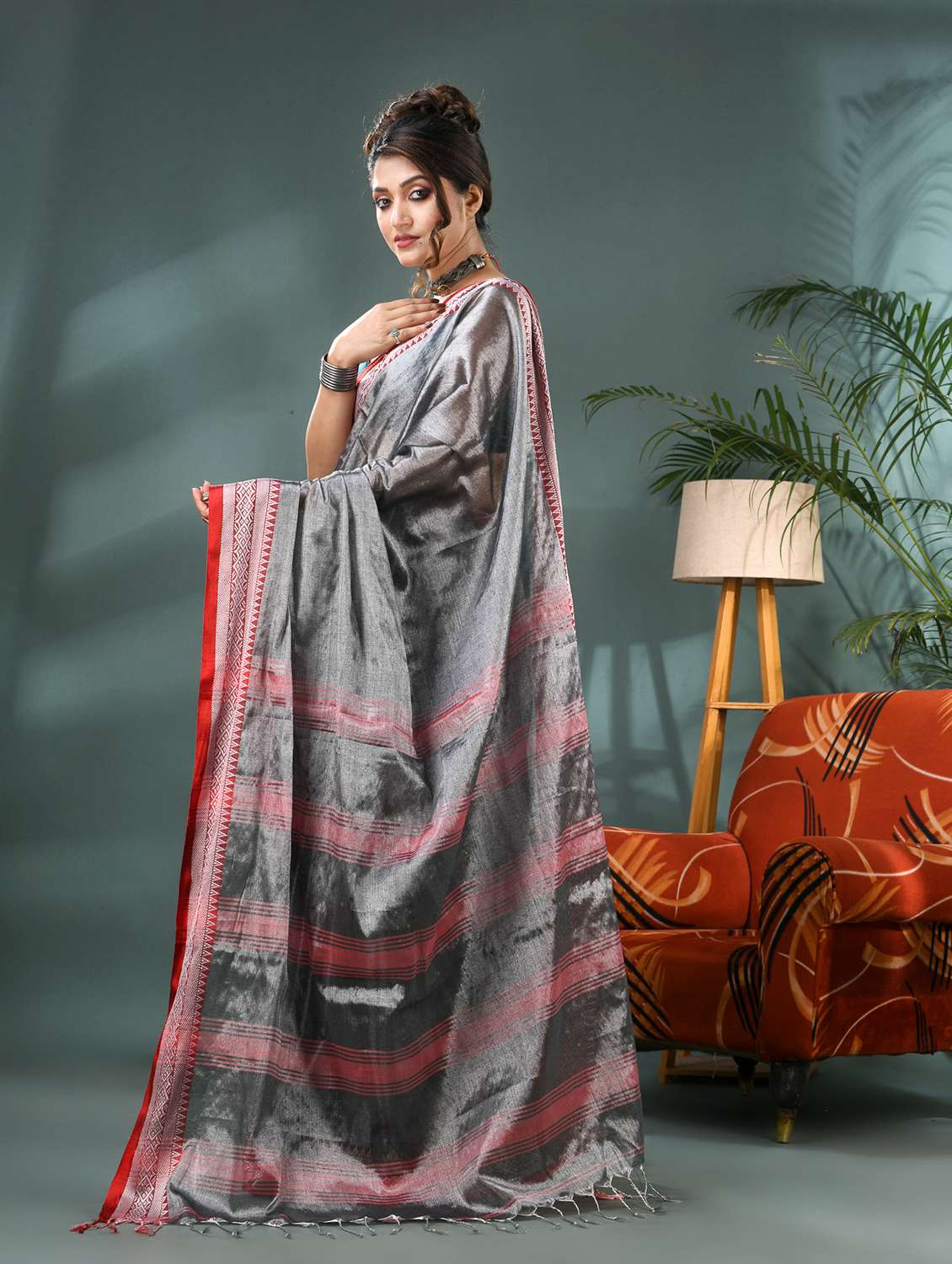 women solid with bordered handloom saree with blouse - 21986617 -  Standard Image - 1